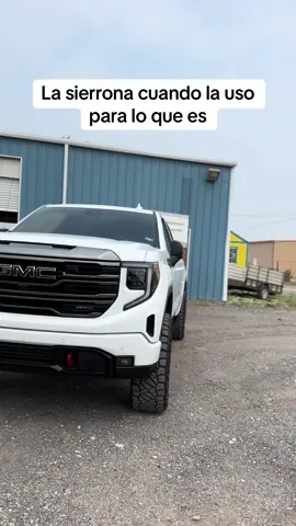Se gancho la traila 🥸#gmc #at4 #worktruck #camionetas #parati #funny #thirstythursday #trocasperronas #bubbatruck🌾 #texas #fypシ #delgadoswoodworkllc #nittotires #texas #camionetas4x4 