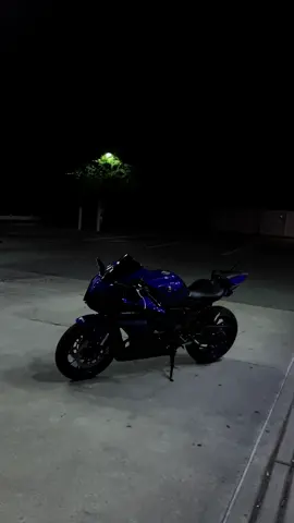 YAMAHA R7 💙….. #r7 #yamaha #bike #motercycle #biketok #sportbike #fyp #r1 #700cc #s1000 #nightride #aura #s1k #blue #yamahar7 