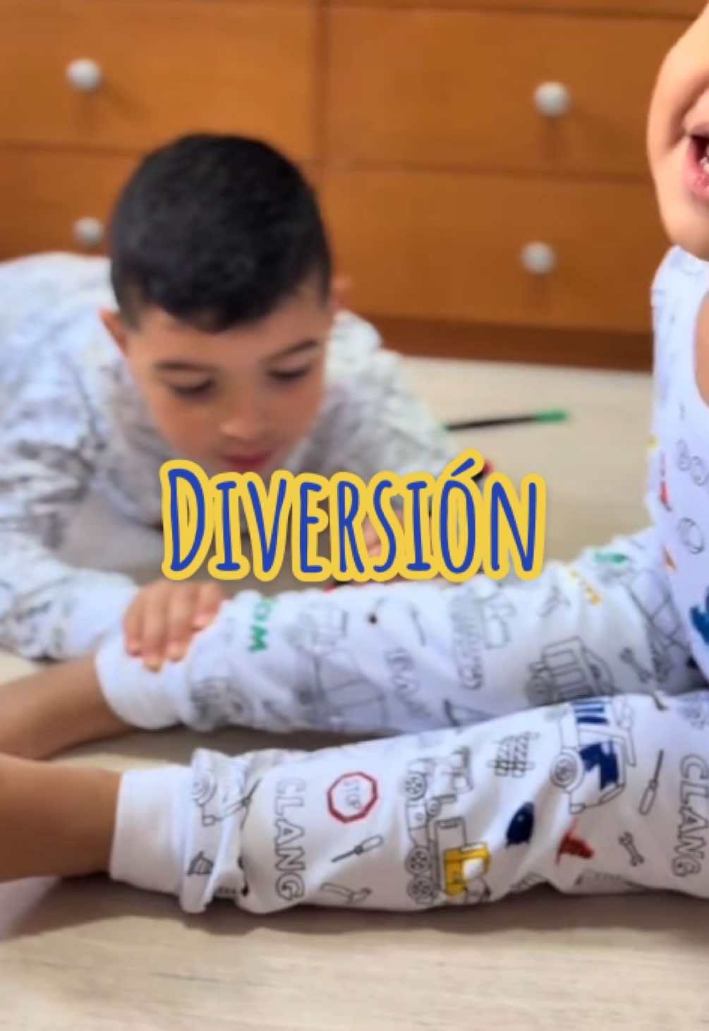 No dejes que tu hij@ sea espectad@r y regálale su PIJAMA COLOREABLE 😍🥳 Pijamas coloreables🖍️🌈  Tallas 4-6-8  Tus hijos podrán colorearlas y luego a la lavadora y listas para una nueva aventura totalmente en blanco😍 Niñas: princesas 👸- unicornios 🦄- sirenas 🧜‍♀️  Niños: Astronauta ☀️🚀🧑‍🚀 - Camiones 👷🚧🚜 Incluye: caja de 12 marcadores lavables #pijamas #pijamascoloreables #pijamasparaniños #venezuela  #tiendaparaniños #maternidad 
