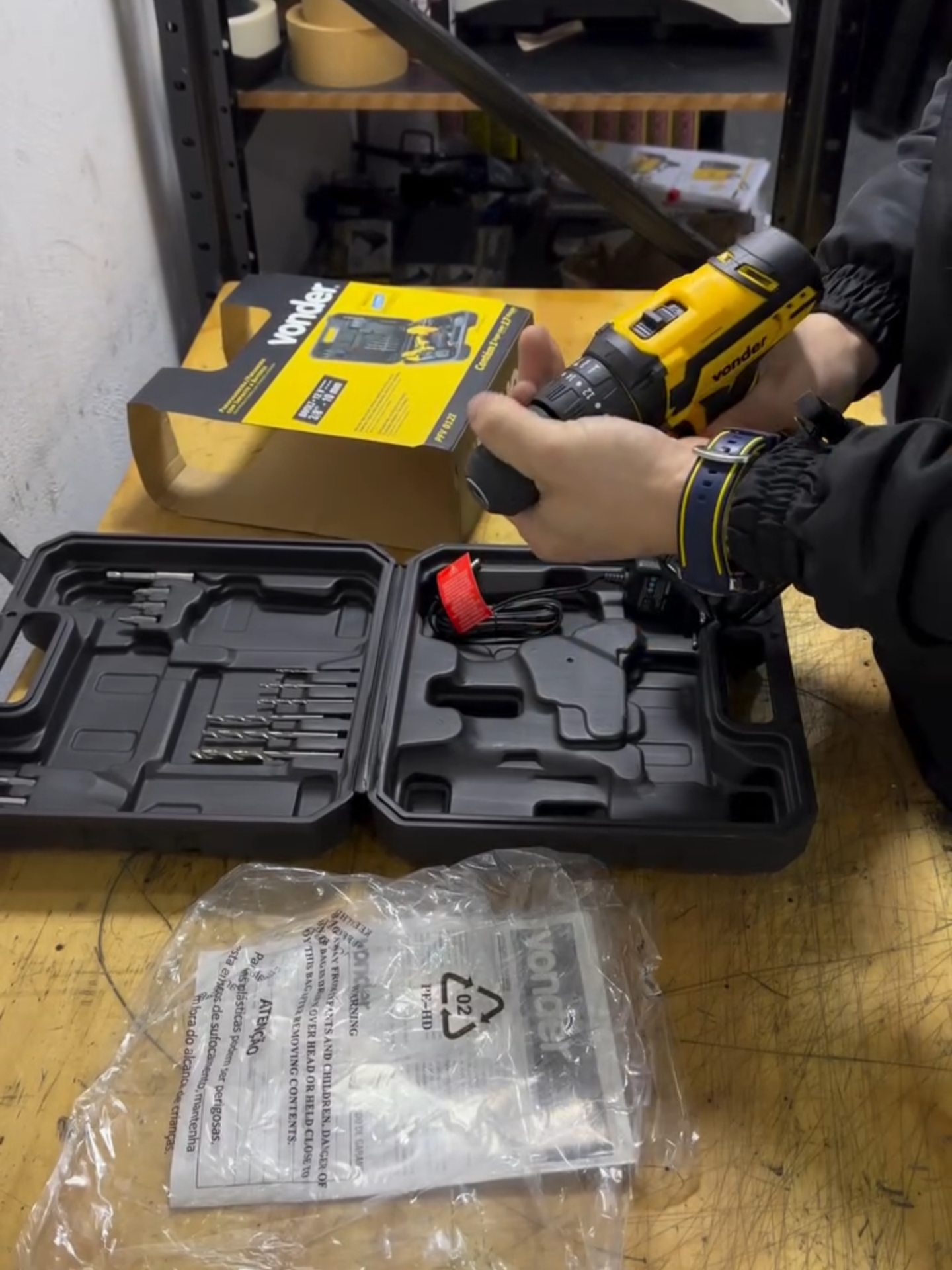 🔧✨ UNBOXING COMPLETO! Chegou por aqui a Parafusadeira/Furadeira com Impacto 12V da VONDER @vonder.ferramentas – modelo PFV 012I 💛 ⠀ ✅ Compacta, potente e super versátil! Ideal pra soltar e apertar parafusos até 6mm e furar madeira, metal e alvenaria. ⠀ 🧰 Acompanha maleta com 17 acessórios perfeitamente organizados — praticidade total no dia a dia! ⠀ ⚙️ Destaques: • 3 funções: parafusar, furar sem impacto e com impacto • 18 níveis de torque + 2 velocidades • LED de iluminação, indicador de carga e cabo emborrachado • Bateria de íons de lítio e carregador bivolt automático ⠀ 💪 E o melhor: leve, prática e pronta pro trampo pesado! ⠀ 🎥 Curtiu? Dá o play e confere todos os detalhes nesse unboxing exclusivo! ⠀ #unboxing #vonder #parafusadeira #furadeira #ferramentasabateria #máquinas #PFV012I #equipamentos #DIY #oficina #rmlmaquinas