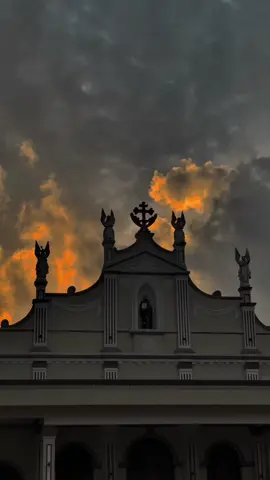 😩💗..! #haridu #backgroundvideo #sky #clouds #evening #sunset #church 