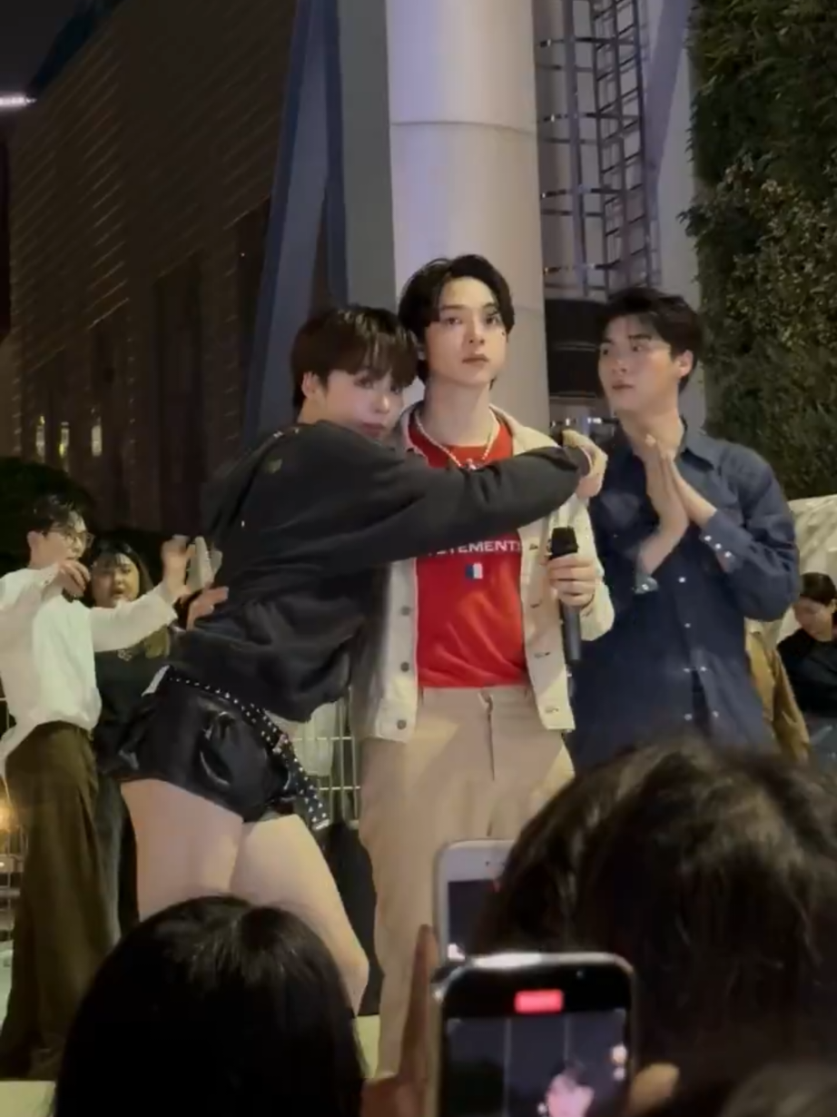 น้องบาส กับคนสวยข๋า ของน้องๆ บาสเวลาอยู่กับเอิร์ธ น้องจะดูหล่อเท่มากๆ และจะมีน้อยครั้งที่จะดูสวยน่ารัก ตัดภาพมาที่เวลาบาสอยู่กับพี่แม็ก ดูเป็นน้องมุ้งมิ้งน่ารักสวยหวาน เท่ห์ด้วยกะได้ 🤭🤭 #เทรนด์วันนี้ #อย่าปิดการมองเห็น #bbasjtr #บาสเด็กอ้วนที่แท้จริง #บาสหัสณัฐ #แม็กกี้บาส #maxkybas #maxky_rp #cooheart 