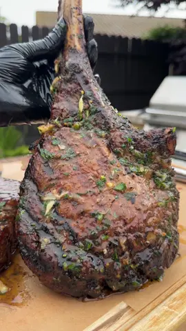 Tomahawk 🥩: ¿Quién se anima a prepararlo así?  Doradito por fuera, jugosito por dentro, con su mantequillita con ajo y hierbitas 🌿🧄  Un buen pretexto para juntar a la familia. 🍻🔥 Guarda esta receta pa’ la próxima carnita asada. #steaklover  #gourmet  #recetas  #homechef   #meatlovers  #foodtrends  #foodieadventure  #foodblogger  #cynthiamartinez