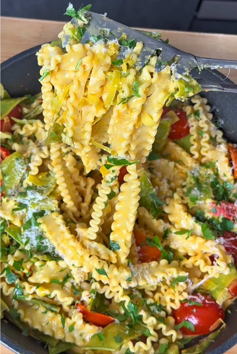 Un piatto cremoso, colorato e pieno di verdure 🌿🍝 Le reginette si vestono di primavera con taccole, porri e pomodorini! Una coccola semplice e profumata da condividere 💛 ¡Espectacular! Ingredienti 	•	180 g di reginette 	•	200 g di taccole piccole 	•	1 porro 	•	200 g di pomodorini tipo Pachino 	•	1 cucchiaio di concentrato di pomodoro 	•	2 cucchiai di panna acida 	•	2 cucchiai di olio extravergine d’oliva 	•	Paprika dolce q.b. 	•	Pepe nero q.b. 	•	Parmigiano grattugiato q.b. 	•	Prezzemolo fresco tritato q.b. 	•	Sale q.b. ⸻ Preparazione Portiamo a bollore l’acqua per la pasta. Nel frattempo, laviamo le taccole e le tagliamo a metà nel senso della lunghezza. Affettiamo finemente anche il porro. In una padella capiente scaldiamo l’olio extravergine d’oliva, aggiungiamo i pomodorini tagliati a metà, il porro e le taccole. Lasciamo rosolare per qualche minuto, poi aggiungiamo un po’ di pepe, la paprika e un cucchiaio di concentrato di pomodoro. Mescoliamo bene. Abbassiamo leggermente la fiamma e uniamo due cucchiai di panna acida, mescolando fino ad ottenere una cremina profumata. Aggiustiamo di sale se serve. Intanto cuociamo le reginette in acqua salata, le scoliamo al dente e le versiamo direttamente nella padella con il condimento. Saltiamo tutto per un minuto con un mestolino di acqua di cottura. Spegniamo il fuoco e completiamo con una generosa grattugiata di Parmigiano e prezzemolo fresco tritato. Y a disfrutar  Buon appetito! #pastavegetariana #reginette #ricettadelgiorno #cucinaconEva #fooditaliano #cibosano #pannacida #verdureinfesta #piattodelizioso 