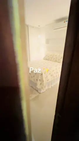 Cada detalhe em harmonia. Porque o verdadeiro luxo mora na calma do essencial. 🤍✨ #CamaPosta #QuartoElegante #EstiloClean #BelezaNosDetalhes