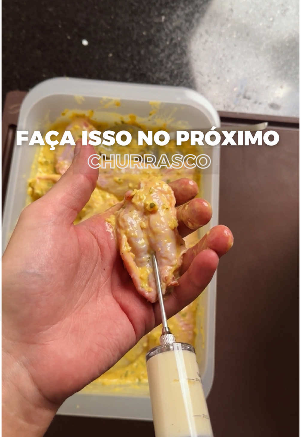 Asinha de Frango TUNADA  Essa bomba aqui só dá certo se você comprar uma seringa. Mas vale a pena porque é um boa compra pra marinadas injetadas e não custa muito (já fica a dica).  Eai, você curtiu? Imagina rechear de gorgonzola? 😱 #churrasco #familia #churras 