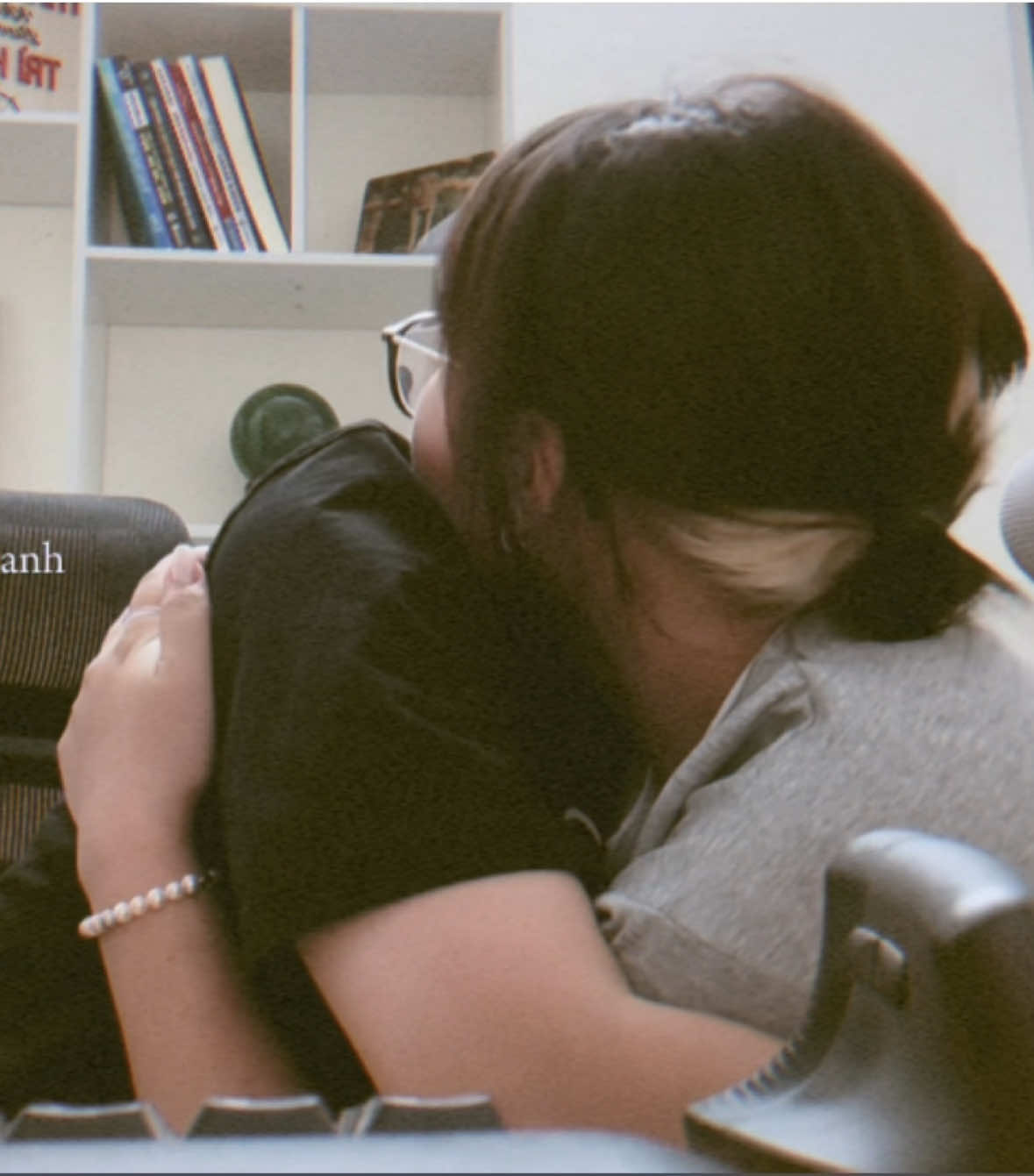 Sau hơn chục lần anh ta tỏ tình với cô ấy thì cô ấy đã đồng ý 🙃. 