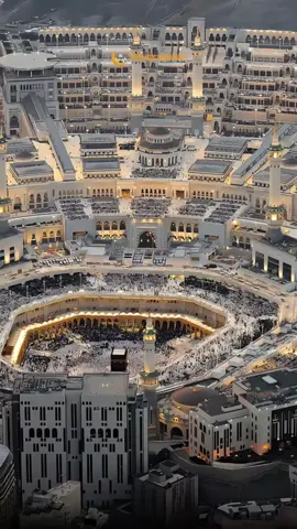 Beautiful view of the Kaaba, with the new extension visible in the background.