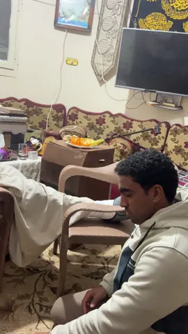 رحلت يا شيخي، وأخذت معك سكينة القلب وطمأنينة المجالس التي كانت تُعطرها آيات الله بصوتك. رحلت يا من علّمتني القرآن، وحببته إلى قلبي، وأوصيتني دومًا بالإخلاص والثبات. رحلت وتركت في القلب وجعًا لا يُوصف، وفراغًا لا يملؤه أحد. كنت لي معلمًا وناصحًا وأبًا ومحبًا، وكنت أنظر إليك فأشعر بالأمان. لن أنسى صوتك، ولا دعاءك، ولا نصائحك، ولا محبتك التي غرستها في قلبي. رحمك الله رحمةً واسعة، وجعل ما علمتني إياه وما زرعته فيّ من الخير نورًا لك في قبرك، ورفعة في درجاتك. ستظل حيًا في قلبي ما حييت، وسأظل أقرأ القرآن كما علمتني، وأدعو لك كما أوصيتني💔