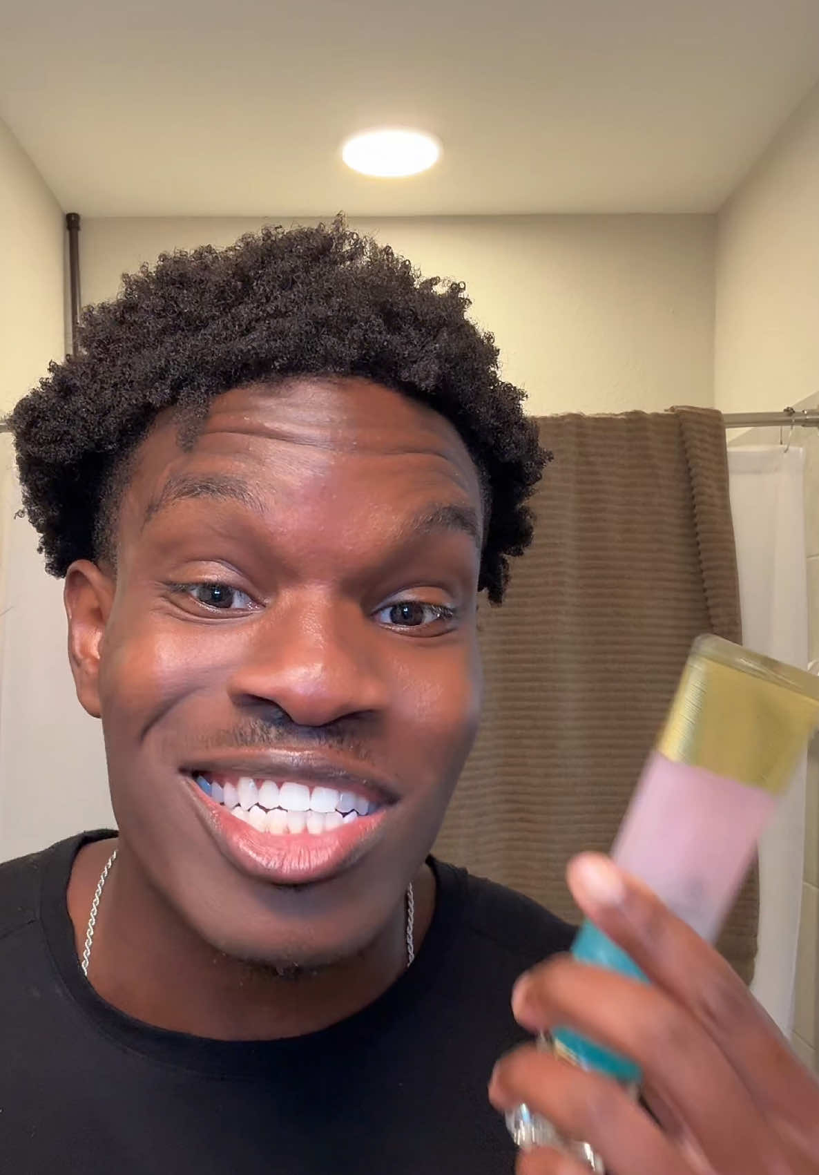 No whitening strips needed! Just a good toothpaste that makes your teeth white using niacinamide! 🦷 ✨ #bodyaccel #teethwhitening #whiteningtoothpaste #oralcare #niacinamide #toothpaste #glowupessentials 
