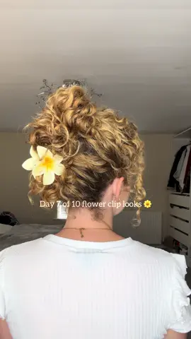 Day 7 of 10 flower clip looks #curlyhairstyle #naturalcurls 