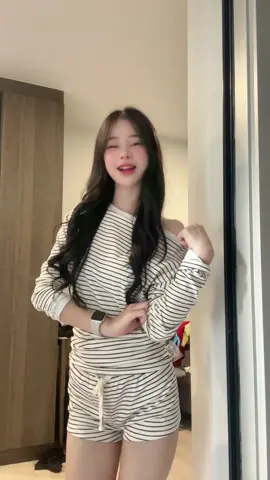 ใส่เสื้อลายอ่ะ