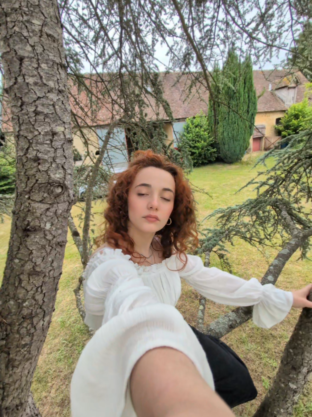 climbed a tree to answer a certain person's texts. #fyp #jomarch #littlewomen #coutry #whimsy 