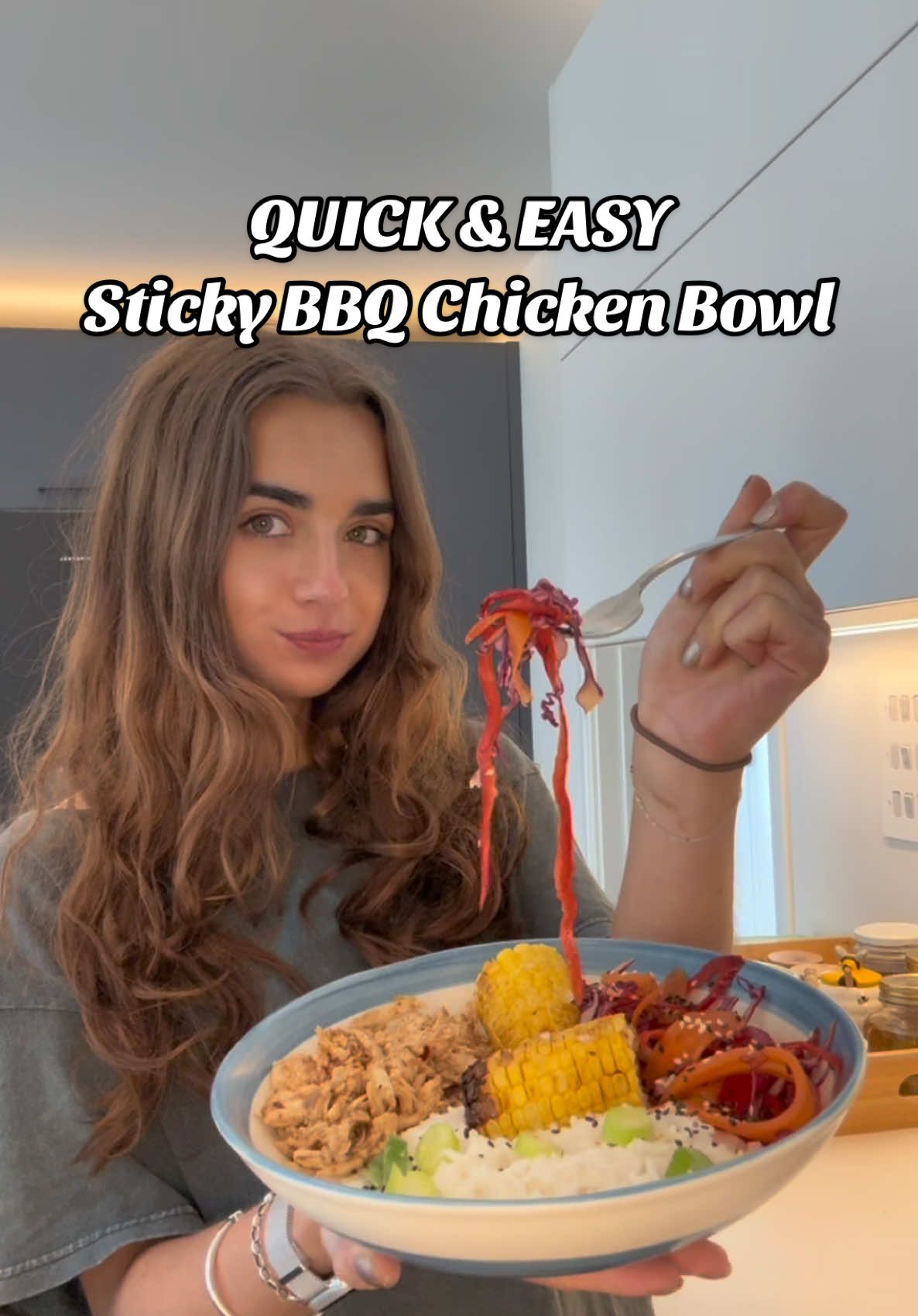 QUICK & EASY STICKY BBQ CHICKEN BOWL Literally whipped this all together in about 20 minutes. So quick and perfect as meal prep for the office or an easy dinner in a hurry. Protein, carbs, veg - what more could you want?  Ingredients (serves 2):  2 cooked chicken breasts shredded 4 tbsps barbecue sauce  1 tbsp white wine vinegar 2 tbsp honey 2 tbsp Worcestershire sauce 1 tsp dried chilli flakes salt & pepper to taste  veg salad: 1 carrot  1 red pepper  1 cup red cabbage  1 tbsp sesame oil 1 tsp white wine vinegar  garnish and extras: corn on the cob  spring onion white and black sesame seeds As always let me know if you try it and happy munching xx #dinnerinspo #highproteinmeals #chickenrecipes #stickychicken #bbqchicken #healthyinspo #mealinspo 