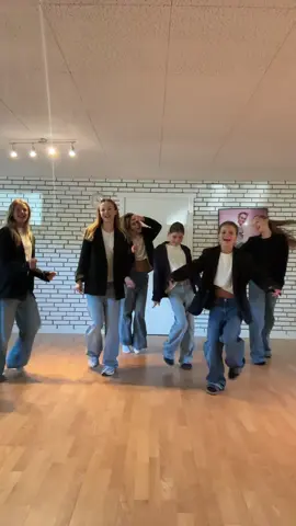 Matching ❤️🤩🤪@Elizabeth_holstein❣️ @Cornelia🩷🩷 @CLARA🩵🤍 @tulle @isa🌞💫 @Babette OZ 🪭 @Beatjump #dancer #goviral #fyp #makeusfamous #lovedancing #dancefriends #besties #matchingoutfits #matching #❤️❤️❤️ 