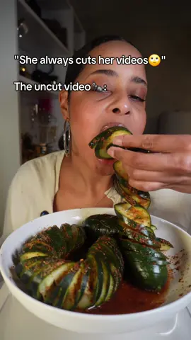 🐜Surprise GUEST🐜 while filming this cucumber mukbang😩😭😅 I was so mad at the ant🤣 because you had allllll day to do this sir!🤨😒 Wanna show out when I get on cam 😂 #mukbang #mukbangeatingshow #mukbangnocuts #nocuts #Foodie #asmreatingsounds #mukbangblooper #bloopers 
