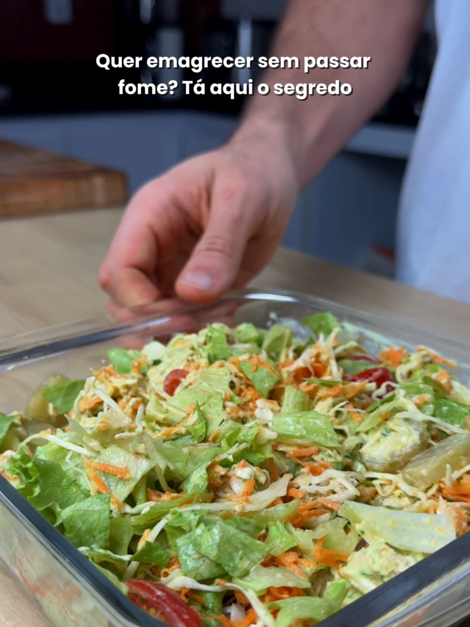 não tem dia nem hora certa pra comer isso aqui E papo sério: separar um dia da semana pra preparar essas combinações é o tipo de investimento simples que muda o jogo. Alimentação equilibrada não precisa ser sem graça, ela só precisa ser bem planejada. E quando é gostosa assim, fica até fácil manter a constância. E o melhor: ela é perfeita pra aqueles dias em que a correria tenta te empurrar pra qualquer coisa. Aqui, você tem proteína, fibras, gorduras boas e muito sabor num prato só. Pra homens e mulheres em processo de emagrecimento, sugiro comer a porção inteira, com mais de meio quilo, apenas 400 calorias e mais de 30g de proteína. ➡️ Salva o vídeo! - Alface e Repolho à vontade - 100g de Cenoura - 100g de Tomate cereja - Picles a gosto - 100g de Frango desfiado Molho verde: - 1 Ovo cozido - 12g de Maionese light - 12g de Mostarda - 5ml de Azeite - Suco de 1/2 Limão - Salsinha a gosto Vale seu like? E não deixa de me seguir pra acompanhar essa nova série que vem cheia de novidade pra transformar sua dieta e sua vida. Compre seus suplementos com desconto na @growthsupplements usando meu cupom 🏷️LLTEAM . . . #saladona #molhoverde #frango #fit #pratico #praticidade #proteico #sabor #delicioso #fyy #receitas #deficitcalorico #perderpeso #comoperderpeso #saude #dieta #treino #reels #insta #foryou #fyp #nutri #viral #perderbarriga