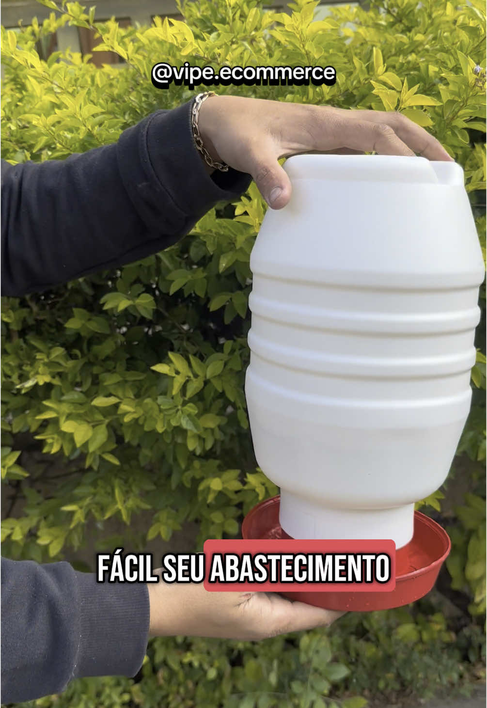💧🐔 Bebedouros para Aves – 2L e 5L Praticidade e economia no seu criatório! ✔️ Água sempre limpa ✔️ Ideal para galinhas, codornas, patos e outras aves ✔️ Resistente, fácil de usar e limpar 🔹 2 Litros 👉 Indicado para até 10 aves 🔹 5 Litros 👉 Atende até 20 aves por dia 💬 Quer saber qual é o ideal pra você? Comenta aqui ou chama no direct! 📦 Enviamos para todo o Brasil #aves #bebedouroparaaves #avicultura #produtorrural #galinhas #criatório #bebedouro #galinhapôedeira #aviculturafamiliar 