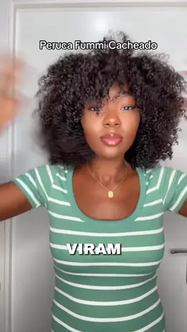 “Tô de olho nessa peruca cacheada que tá DOMINANDO o TikTok 😍 alguém mais desejando? #fummi #peruca #wigtok #cachos #tiktokshop #tiktokshopchegou 