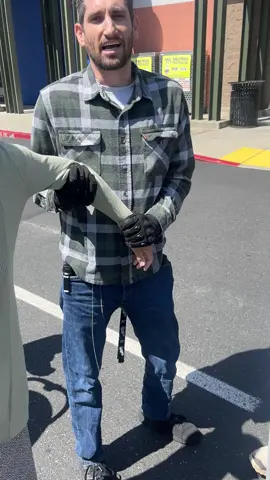 @nuggetmarkets likes to put their hands on women trying to feed their children, because one croissant is worth calling for Vacaville police officers and terrorizing small children