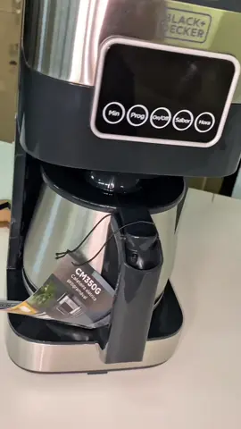 🌟 Comece seus dias com o aroma perfeito de um café fresquinho! A Cafeteira Programável BLACK+DECKER CM350G traz praticidade, sabor e modernidade para sua rotina. ⏰ Programe com até 24h de antecedência, ajuste a intensidade com a Função Sabor ☕ e sirva até 38 xícaras de puro sabor com a jarra de inox resistente! 💡 Display touch, sistema corta pingos, desligamento automático e muito mais. Ideal para famílias grandes ou pequenos escritórios. ✨ Mais praticidade, mais sabor, mais BLACK+DECKER. #CaféFresco #BLACKDECKER #CM350G #CafeteiraProgramável #CaféDoSeuJeito #Praticidade #rotinainteligente 