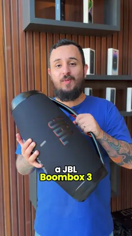 🔊 REVIEW RÁPIDO da JBL Boombox 3! Potência absurda, graves pesados e bateria que não te deixa na mão! 💥 Vale a pena? 🎥 Confere o vídeo completo com os testes e minha opinião sincera! #JBLBoombox3 #ReviewRápido #SomPotente #TechReview #JBL
