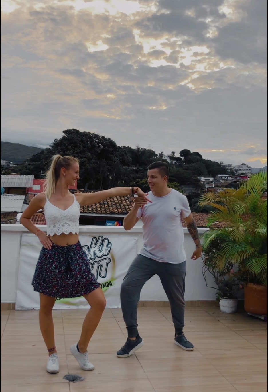 Como todo comenzó 💃🏼 Gracias amigo y profe @Norman Camilo Ramire por tu buena energía y tanta paciencia conmigo en mis primeras clases de Salsa Caleña🫶🏼 #parati #fyp #baile #salsa #salsacaleña #cali #viralvideos #colombia #sucursaldelcielo #alemanaencali @SalsaPura_ Baile sin fronteras 