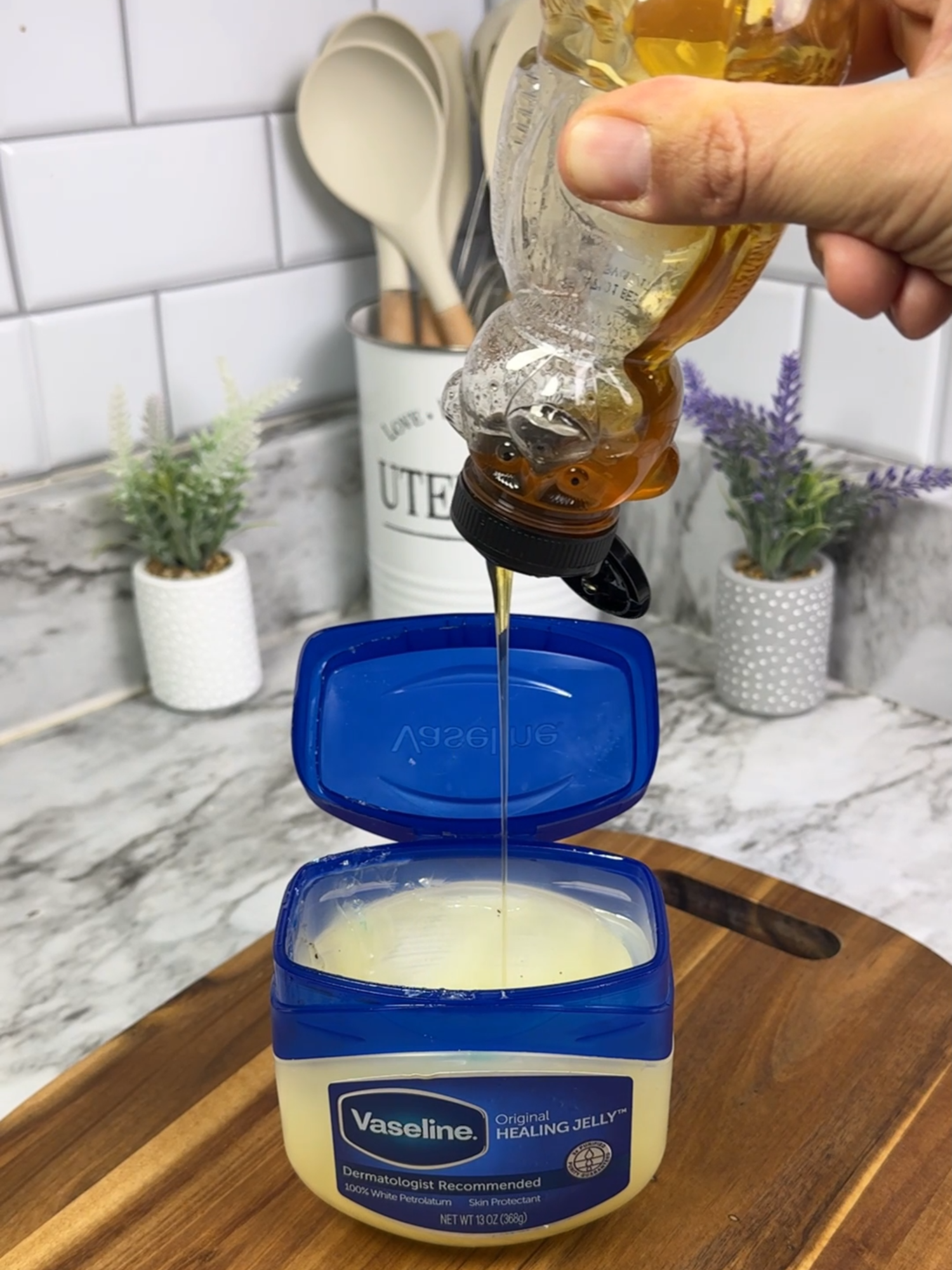 Mix Honey with Vaseline and you will be surprised! #skincare #LifeHack #vaseline