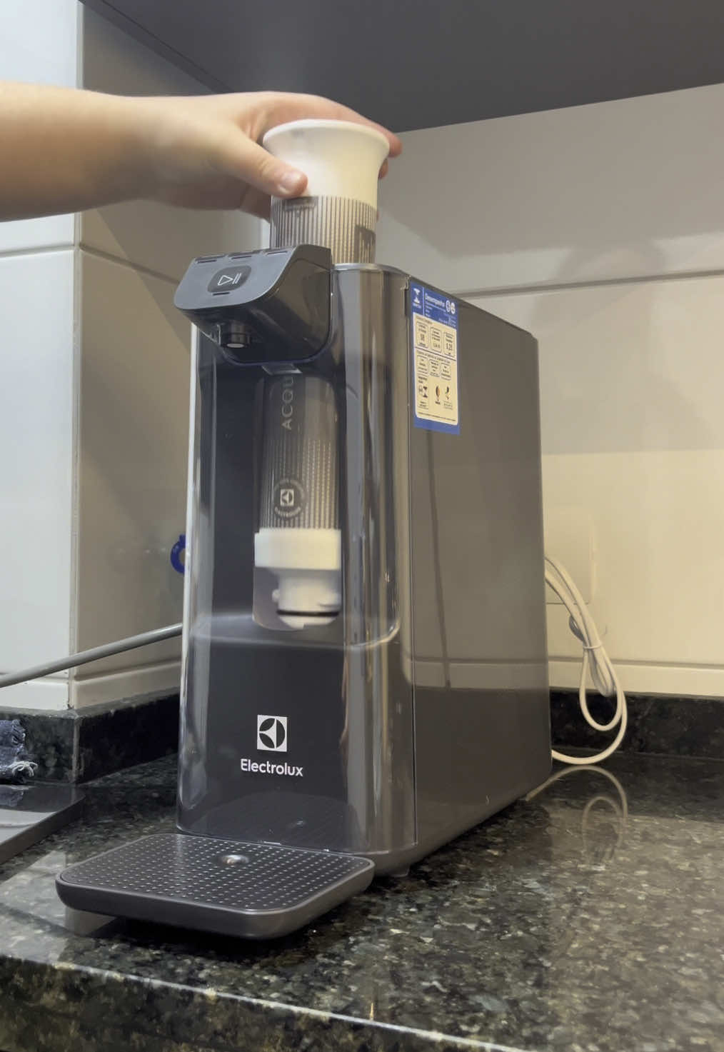 Nosso purificador de água da Electrolux 🩶✨ #casa #apartamento #decoração #donadecasa #organização #review #resenha #electrolux #ape #homedecor #dicasparacasa #lar #dicas #cozinha #purificadordeagua #filtro #agua 