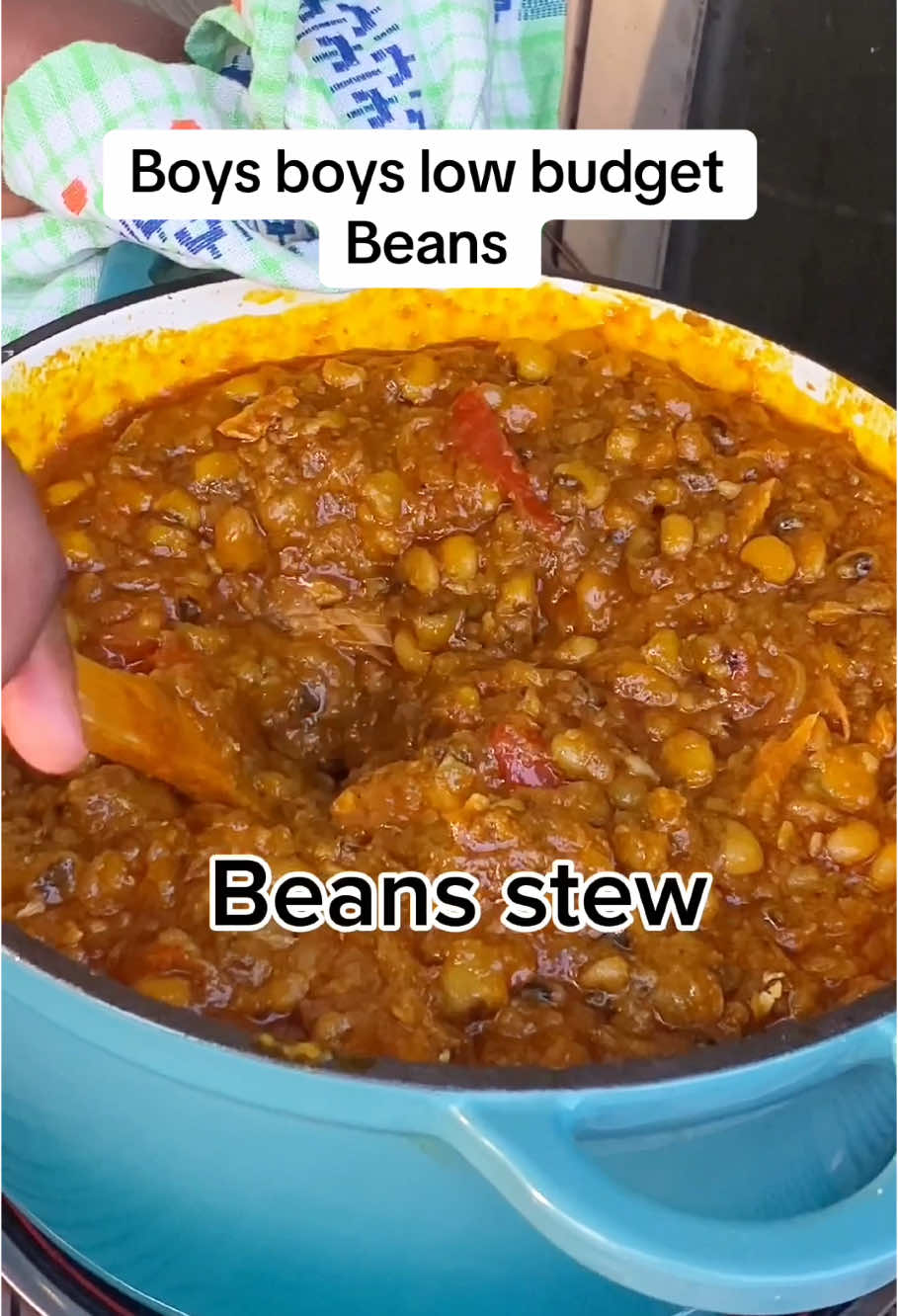 Boys Boys low budget beans Ingredients: Black eye-beans  Palm oil  Fresh tomatoes  Tomato paste Fish powder  Onga beef tablet  Onga 3mix  Smoked  mackerel  Curd fish  Sliced onions Salt  Pepper mix(pepper,ginger , onion , garlic ) Chef is under the weather so her voice is not voicing well 🙂 #tiktokghana🇬🇭 #tiktoknigeria🇳🇬 #tiktokcotedivoire🇨🇮 #goviral #fypシ゚ #ghanafood #littlechefkhat #beans #gobestfriend  @Onga Ghana 