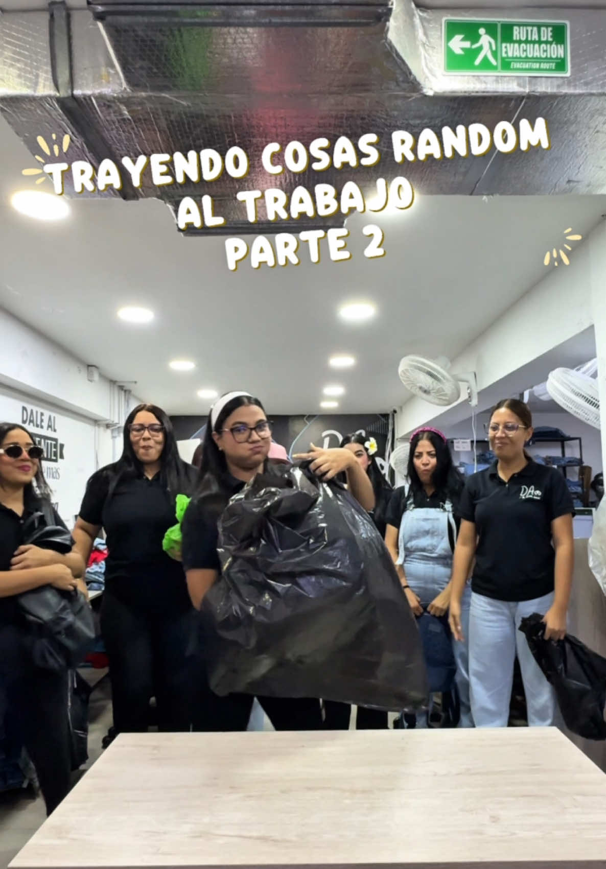 Trayendo cosas súper random 😱🤣 Parte 2 🥳 ¿Cuál fue el objeto más random?  #humor #excelenteambientelaboral #altafulla #risa #objetorandom #fyp #trabajo #reaccionesrandom #cosasrandom #nolosupero #trends #trabajodivertido #lcdlf #gracioso 