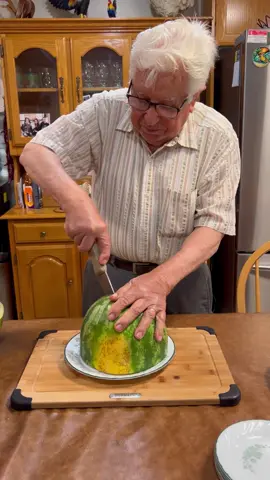 This Is How You Cut a Watermelon... #grandpa #nonno #funny #italian #family #kitchen #lifehacks #fruit #oldschool #simple #viral #trending #viralvideo #trendingnow #fy #fyp #foryou #foryoupage #fypp 