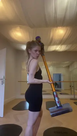 Getting ready for the guuuurls (and boys) 🧹🧼 #frankfurt #frankfurtammain #pilates #matpilates #classicpilates #CleanTok 