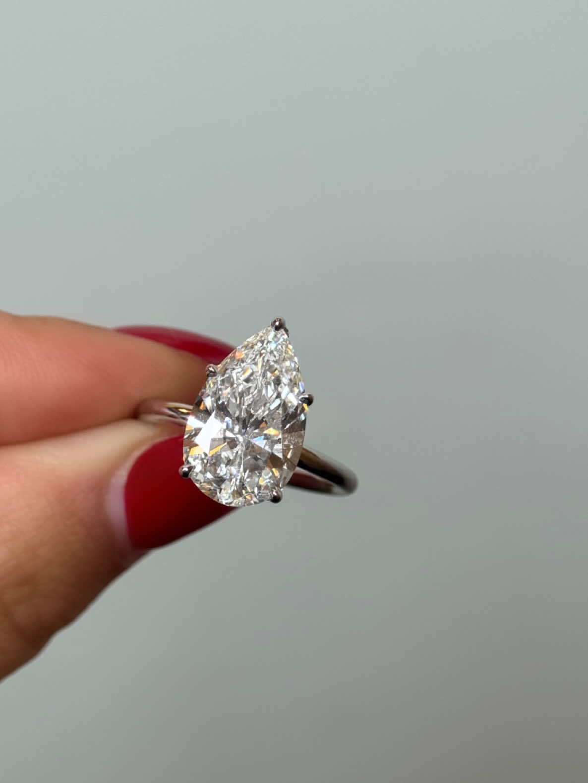 Pear brilliant cut diamond with H in color and VS2 clarity! 💍💎🍐 The diamond is set with a hidden halo of 22 round diamonds✨✨ #pearcut #engagementring #diamond #naturaldiamonds #diamondring 