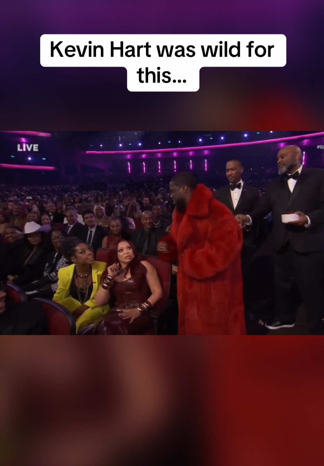 Kevin Hart mocks Usher at the 2025 BET Awards #kevinhart #comedian #usher #singer #funny 