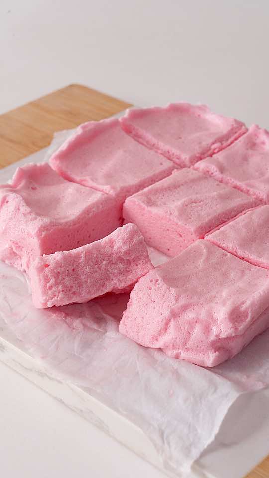 Só UM ingrediente e ZERO calorias 😱 INGREDIENTES: - 1 envelope de gelatina diet (sabor da sua preferência) - 200ml de água Passo a passo completo no vídeo 🩷 #umingrediente #zerocalorias #mariamole #marshmallow #fit #docefit 
