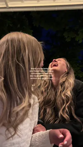 Vor 10 Minuten noch den größten Deeptalk gehalten, der sich wie eine Therapiesitzung angefühlt hat und jetzt einfach am lachen und Blödsinn machen. ich liebe diesen mix 🤍 @mllr_eileen🌞 