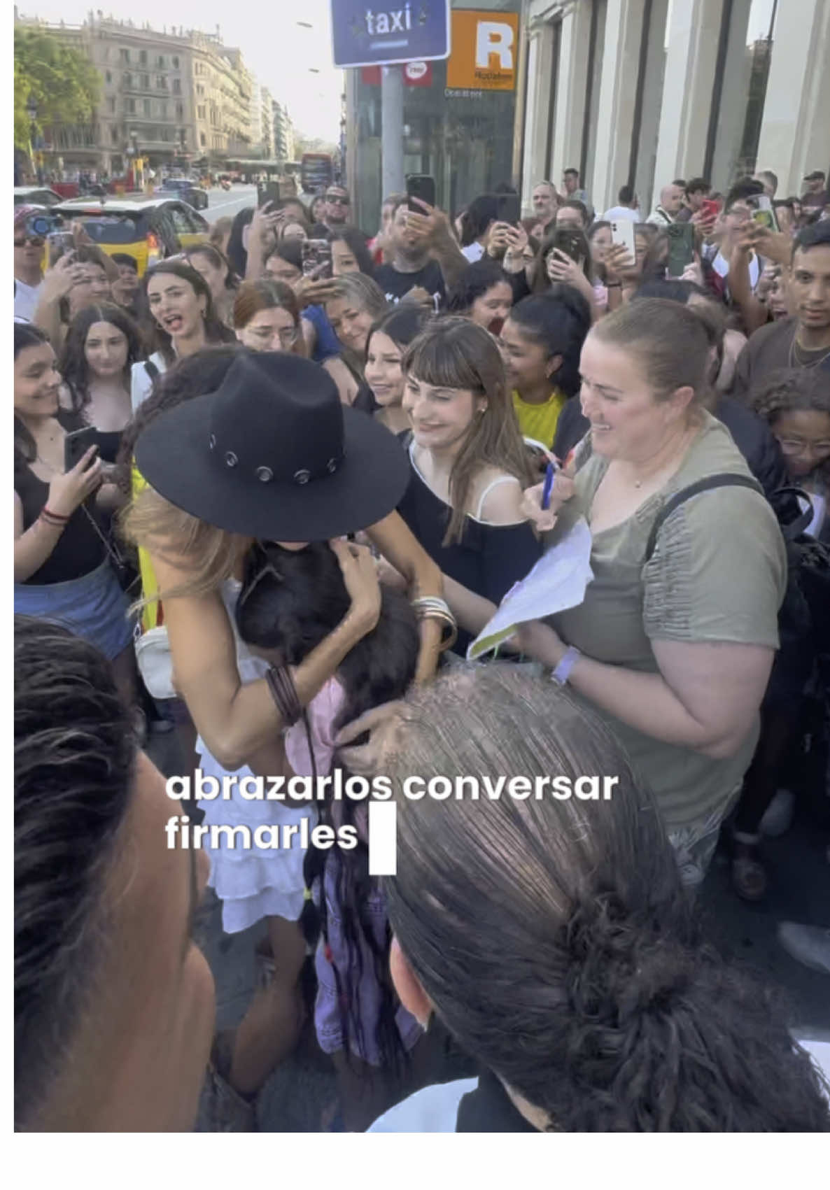 Vlog de un día MÁGICO con ustedes en Barcelona !!! #Vlog #undiaconmigo #Barcelona #españa #marianagomez #actriz #cantante #fans #encuentro #remingtonlatam #publicidad #elflamenquito #musica #nuevacancion #lareinadelflow #irmaelhuracan #lainfluencer #cantoparanollorar 