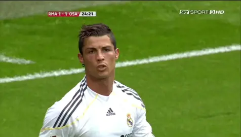 ياخي كريستيانو كان جبار فلمراوغة واختراق دفاع الخصم استلم كرة وبرمشة عين تجده راوغ الكل وسجل هدف خرافي ضد اوساسونا موسم 2009/2010 🤤👌😏💀🥶🔥👑⚽#fyp #foryou #viral #رونالدو #كريستيانو #ronaldo #cristiano #cristianoronaldo #cr7 