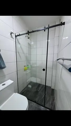 Puerta de ducha en color negro vidrio templado de 8 mm