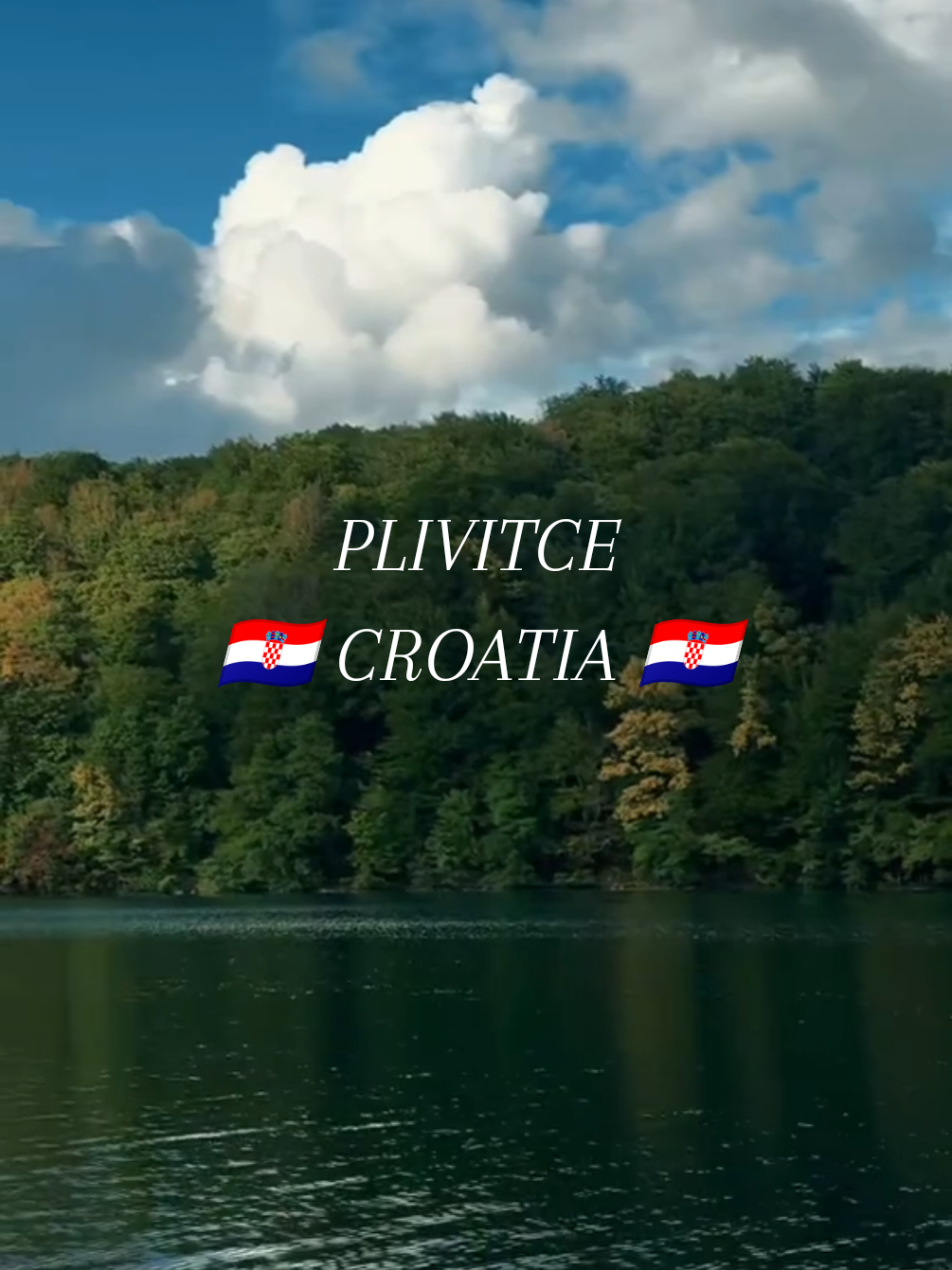 ✨ ¡Descubre la magia de los Lagos de Plitvice, Croacia! 🌿💦 Un lugar de ensueño donde la naturaleza se desborda en cada rincón. 16 lagos conectados por cascadas cristalinas, rodeados de bosques verdes y senderos de madera que parecen sacados de un cuento. 🏞️🌈 🔹 Consejos para tu visita: ✅ Llega temprano para evitar multitudes. ✅ Usa calzado cómodo, ¡hay mucho por explorar! ✅ Sigue las rutas marcadas (A, B, C, H, K…) según tu tiempo y condición física. La ruta H es una de las más completas y panorámicas. ✅ Lleva agua y algo de comida si haces una ruta larga. 📸 ¡No olvides tu cámara! Cada rincón es un momento para capturar. 📌 Hashtags para mayor alcance: #Plitvice #LagosDePlitvice #Croacia #CroatiaTravel #ParqueNacional #NaturalezaEspectacular #ViajesPorElMundo #RutasDeSenderismo #TravelReels #EuropaNatural #CascadasIncreíbles #ReelDeViaje #PlitviceLakes