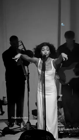 Queen Olivia 🌊🤍🩶🖤#oliviadean #oliviadeantour #dive @Olivia Dean @OliviaDeanWorldwide 