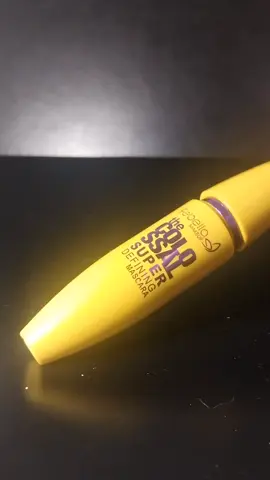 🟡✨ TESTANDO A FAMOSINHA DO MOMENTO! 💛 The Colossal Febella – Cor Curvados 💦 À prova d’água? Sim! 👁️ Cílios curvados? Demais! 🌀 Curvatura ou mágica? Nem sei mais... 👀 Spoiler: Me senti pronta pra chorar em comercial de perfume e continuar impecável! #MakeTestada #FebellaColossal #CíliosDeBoneca #MakeBaratinha #review  #beleza @Febella 