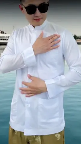 Baju Koko Saudi Lengan Panjang! Terbuat dari bahan premium yang adem dan nyaman, cocok untuk ibadah, acara formal, maupun harian. Model klasik khas Arab, bikin kamu tampil lebih percaya diri.Ready semua ukuran. #BajuKokoSaudi #KokoArab #BajuMuslimPria #OOTDMuslim #KokoLenganPanjang #KokoPriaKekinian #PakaianMuslim #BajuKokoTerbaru #FashionPriaMuslim #KokoLebaran 