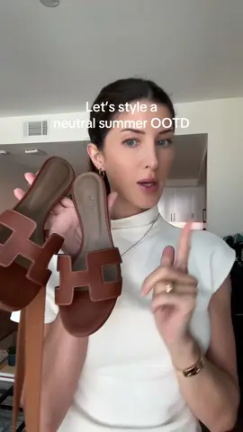 Neutral summer #OOTD I love styling any #Hermes option in their classic gold with soft neutrals.  #hermesoasis #hermesminievelyne #hermesstyling #hermesootd #creamset #outfitset #softneutrals 