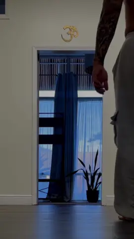 Yoga: Door Way Side Bend #yoga #yogalife #yogainsperation #yogaeverydamday #yogapractice #yogadailypractice #yogalove #yogacommunity #yogaflow #yogaflows #yogaaddict #yogaforeveryone #yogastudio #yogastudiolife #yogavibes #yogamen 