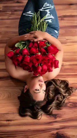 ✨ Sesión de retrato con flores 🌷 Reserva tu lugar con anticipación y regálate una experiencia única. ¿Te gustaría vivir la experiencia My Sweet Boudoir? No necesitas tener experiencia frente a la cámara ni cumplir con ningún tipo de cuerpo. Esta sesión es para todas las mujeres que desean conectar con su esencia y sentirse hermosas tal como son. 📩 Escríbeme por DM o por WhatsApp: 8186580711 O haz clic aquí 👉🏻 https://wa.me/message/QTY3DRRPMV3LM1 Con gusto resolveré todas tus dudas. Con cariño, Zulma Cantú #MySweetBoudoir #BoudoirMonterrey #SerMujer #RetratoConFlores #SesiónFotográfica #BellezaFemenina #Autoestima #MujeresReales #Mty #NuevoLeón #México