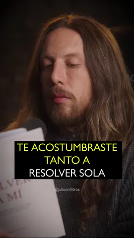 “Te acostumbraste tanto a resolver sola…” ❤️ un fragmento de mi libro! Ve a las historias de mi Instagram para descargar una muestra gratuita 📖 #juliosinfiltros #podcast #motivacion #relaciones #pareja #lectura #milibro #volverami