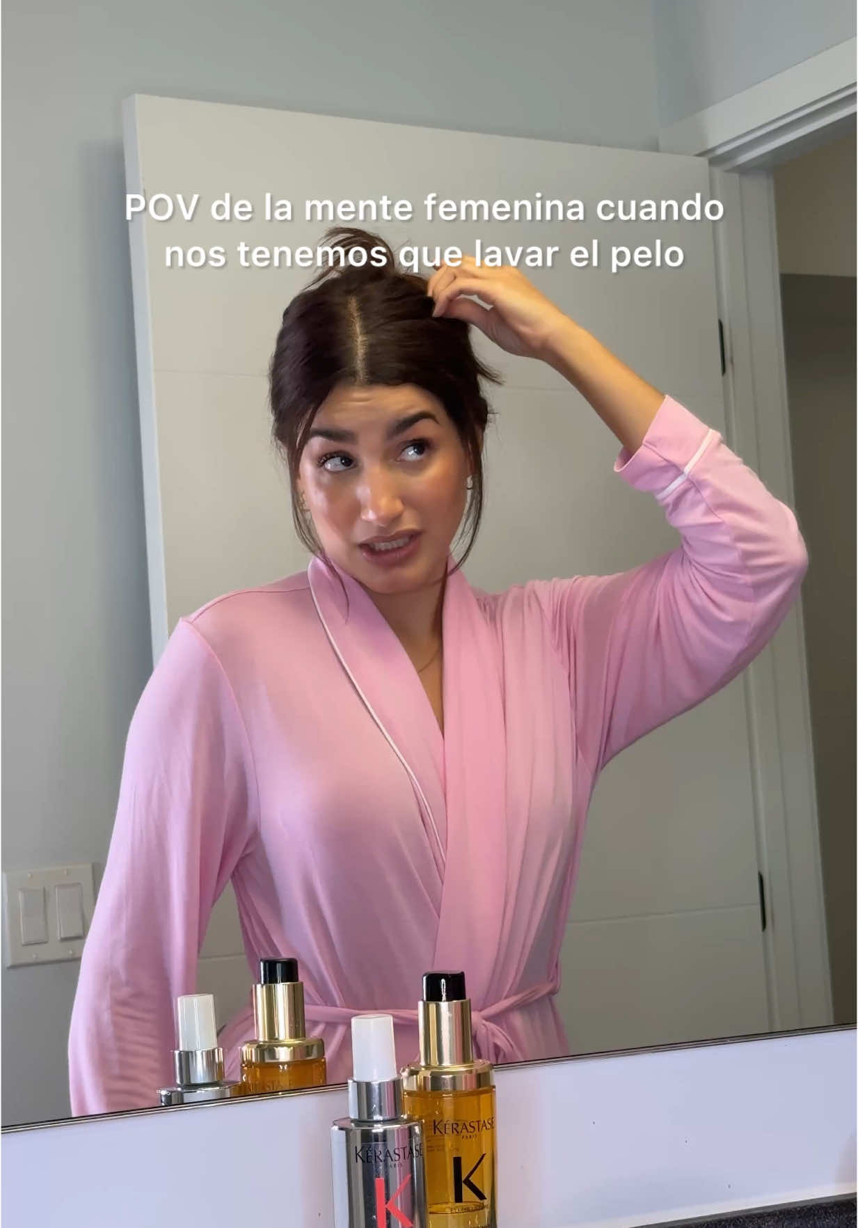 También les pasa? 😂  lo importante es que cuando lo hagamos valga la pena ! Yo soy fan de todos los productos de @Kérastase me tienen el pelo como nunca ! saludable y brillante 🥹 … y el serum de esta línea premiere es demasiado me lo deja fuerte , me protege del calor y el brillo que me deja 🤤🤌🏼 #Premiere #KerastasePremiere #Publicidad #parati #mentefemenina #girlmath #comedia #humor #longervideos #paratii 