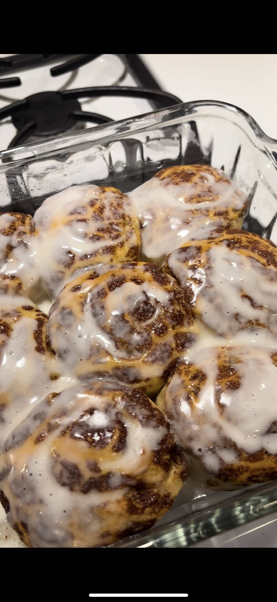 me 🤝 @Pillsbury cinnamon rolls😋  #Foodie #foodtiktok 